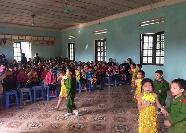 Trong hình ảnh có thể có: 7 người, mọi người đang đứng