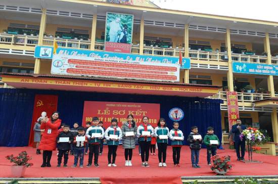 E:\A. Hữu\ảnh trao thưởng sơ kết học kỳ 1, 2017-2018.jpg