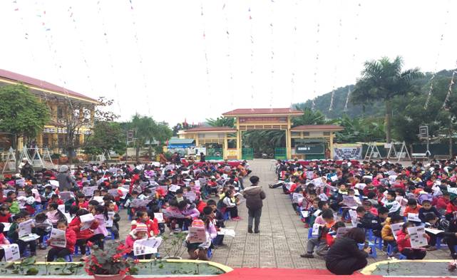 Description: D:\DỮ LIỆU MỚI 8.2017\NGUYEN DU 2017- 2018\BÀI VIẾT ĐĂNG BÁO, TRANG WEB\ẢNH + PHÓNG SỰ\Đọc sách+ báo truyền thông - học đường\ảnh HS đcọ báo.jpg