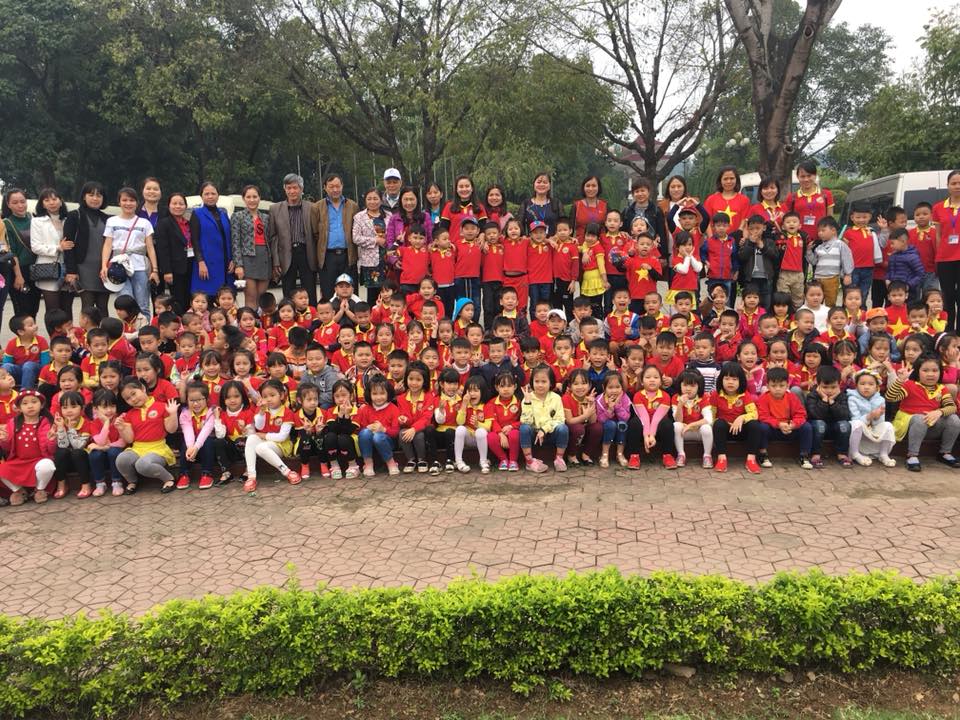 Trong hình ảnh có thể có: một hoặc nhiều người, mọi người đang chơi thể thao và ngoài trời