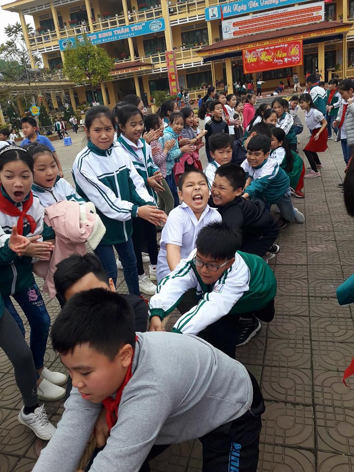 Trong hình ảnh có thể có: 14 người, mọi người đang cười, đám đông, trẻ em và ngoài trời