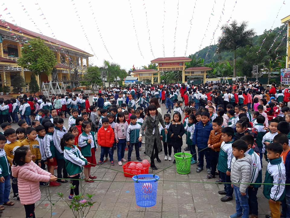 Trong hình ảnh có thể có: 13 người, đám đông và ngoài trời