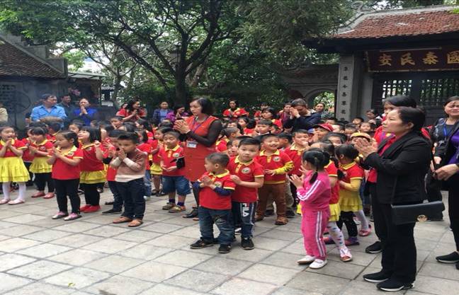 Trong hình ảnh có thể có: 10 người, bao gồm Mai Hoa, mọi người đang cười, mọi người trên sân khấu, trẻ em và ngoài trời