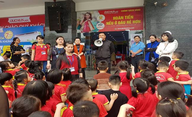 Trong hình ảnh có thể có: 11 người, mọi người đang cười