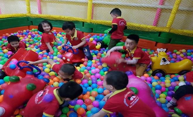 Trong hình ảnh có thể có: 3 người, mọi người đang ngồi và trẻ em