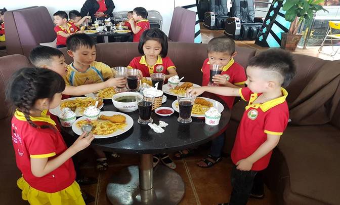 Trong hình ảnh có thể có: 5 người, mọi người đang ngồi và mọi người đang ăn