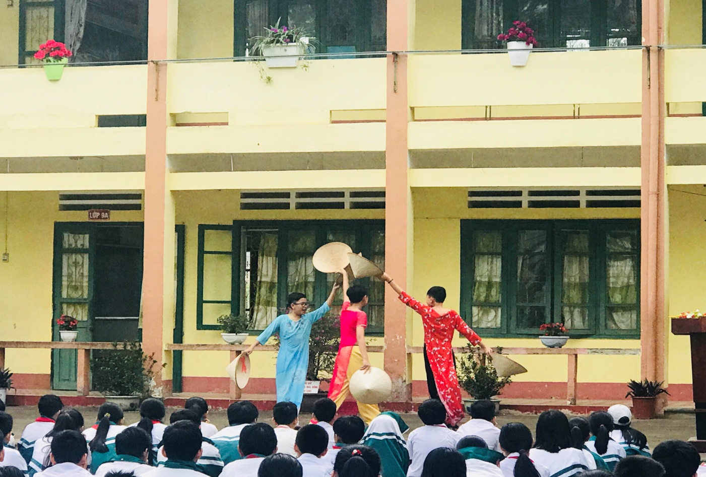 D:\Hiệu phó\Ảnh\Ngoại khóa\Nam múa nón.jpg