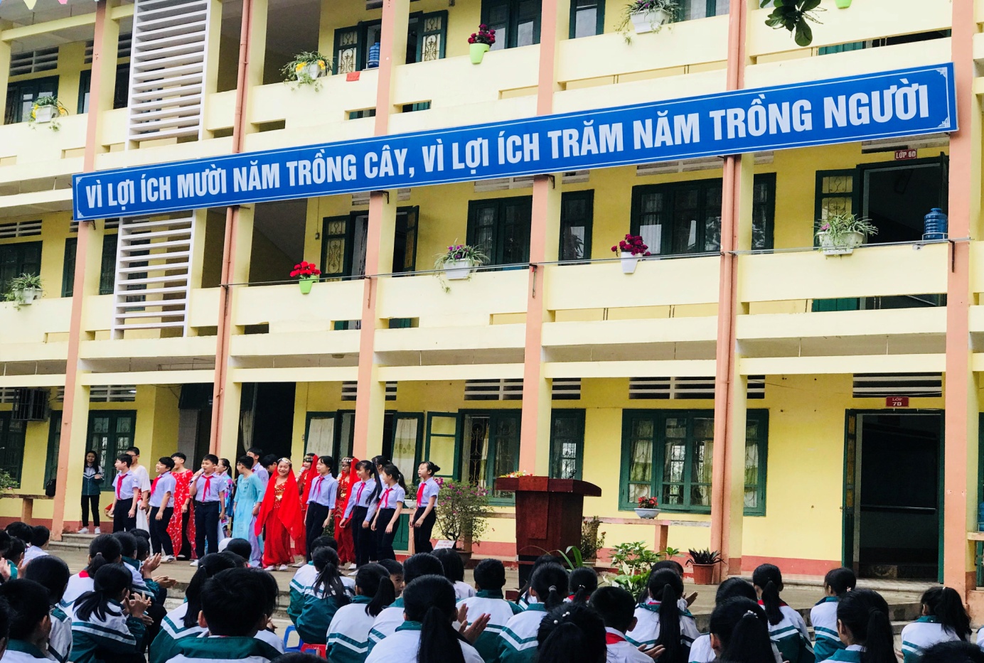 D:\Hiệu phó\Ảnh\Ngoại khóa\HS các nước.jpg