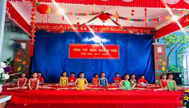 Trong hình ảnh có thể có: 6 người, mọi người trên sân khấu