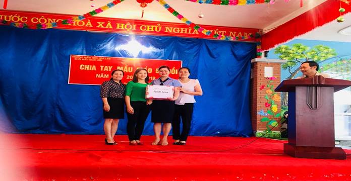 Trong hình ảnh có thể có: 5 người, bao gồm Vũ Thi Bích Lan và Tân Sang Nguyễn, mọi người đang cười, mọi người trên sân khấu và mọi người đang đứng