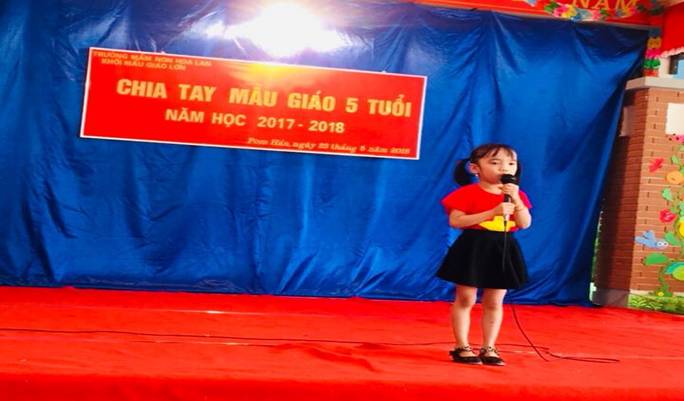 Trong hình ảnh có thể có: 1 người, đang đứng, trên sân khấu và trẻ em