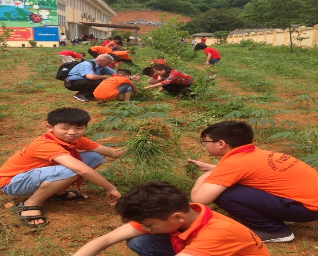F:\2017-2018\Tin - BÀI PHÁT BIỂU\ẢNH TRẢI NGHIỆM NHỔ CỎ VIẾT BAI _123054 (1).jpg