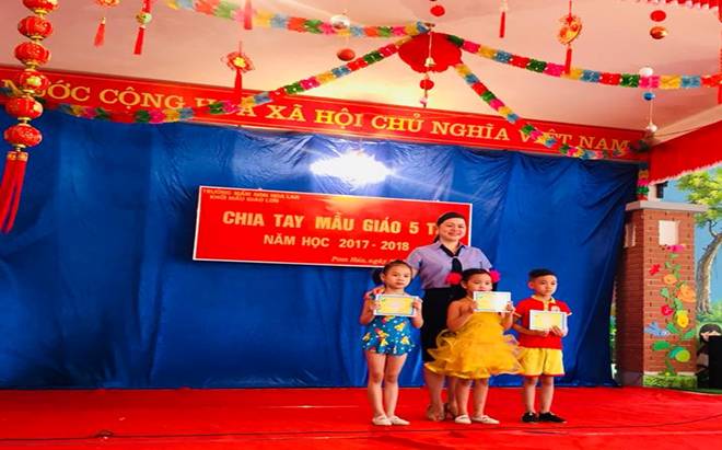 Trong hình ảnh có thể có: 14 người, bao gồm Trần Lệ Thùy và Tân Sang Nguyễn, mọi người đang cười, mọi người đang đứng, món ăn và trong nhà