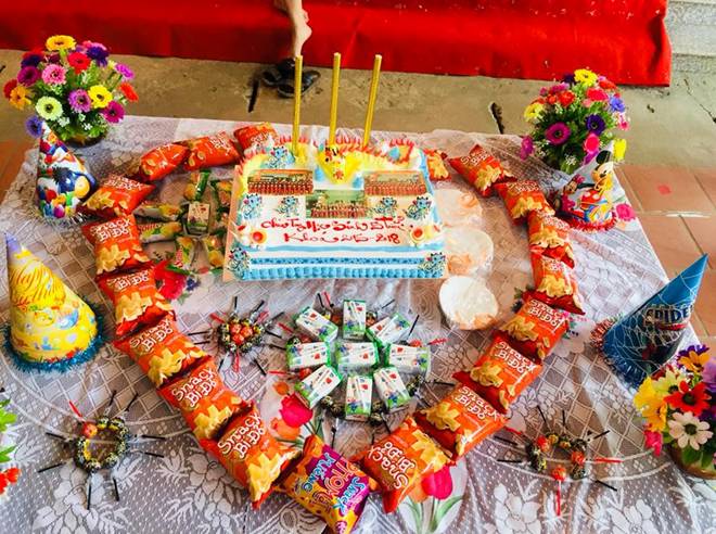 Trong hình ảnh có thể có: 4 người, mọi người đang ngồi và món ăn