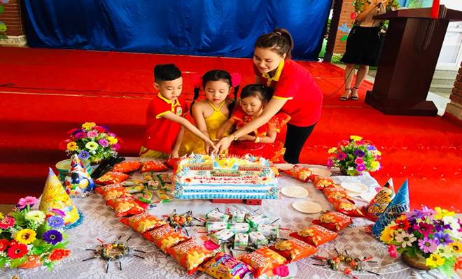 Trong hình ảnh có thể có: 27 người, bao gồm Vũ Thi Bích Lan và Tân Sang Nguyễn, mọi người đang cười, mọi người đang đứng và trong nhà