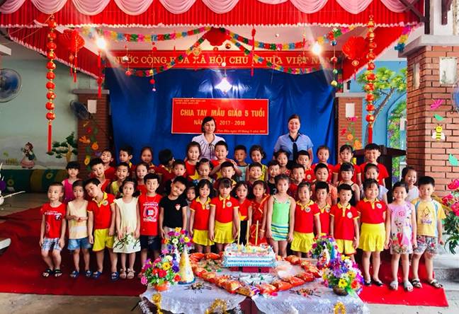 Trong hình ảnh có thể có: 32 người, bao gồm Vũ Thi Bích Lan và Tân Sang Nguyễn, mọi người đang cười, mọi người đang đứng