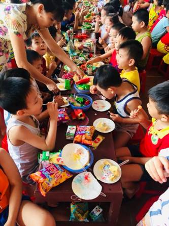 Trong hình ảnh có thể có: 8 người, mọi người đang cười, mọi người đang ngồi và trẻ em