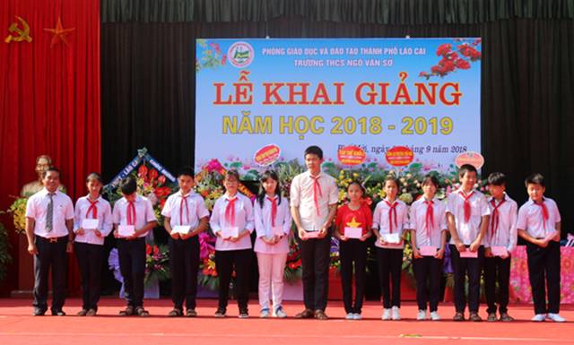E:\THCS Ngô Văn Sở\Bài viết tin\Trao quà (2).JPG