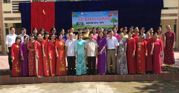 D:\ảnh ve sinh\lãnh đạo chụp anh r cùng gv.jpg