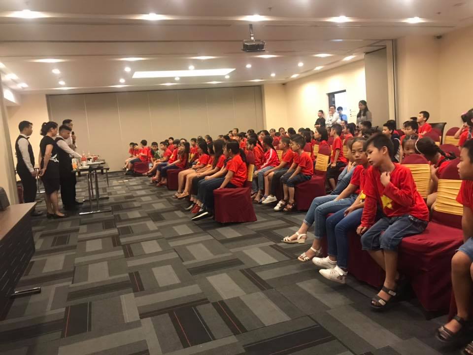 Trong hÃ¬nh áº£nh cÃ³ thá» cÃ³: 3 ngÆ°á»i, má»i ngÆ°á»i Äang ngá»i