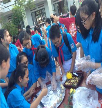 D:\Lớp 9A2\bài trung thu. 9A2\42660432_2162160777434720_6969116073106866176_n.jpg