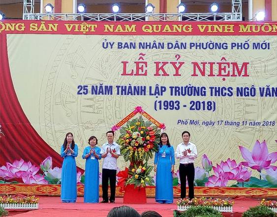 E:\THCS Ngô Văn Sở\Bài viết tin\25 năm\Tặng hoa.jpg