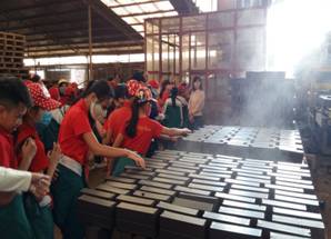 D:\DỮ LIỆU MỚI 8.2017\NGUYỄN DU 2018- 2019\BÁO + Tin bài+ Tiểu phẩm + Bài Hát\Ảnh HS lớp 5 đi trải nghiệm nhà máy gạch\20181128_093623.jpg