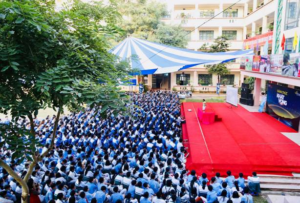 E:\NGUYEN\ẢNH NĂM HỌC 2018-2019\18.Ảnh diễn giả Sơn Lâm\sonlam\46705496_2184773525182412_864050113176141824_o.jpg