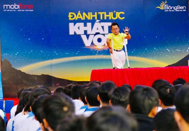 E:\NGUYEN\ẢNH NĂM HỌC 2018-2019\18.Ảnh diễn giả Sơn Lâm\sonlam\46982790_2184773391849092_4715856906843848704_o.jpg