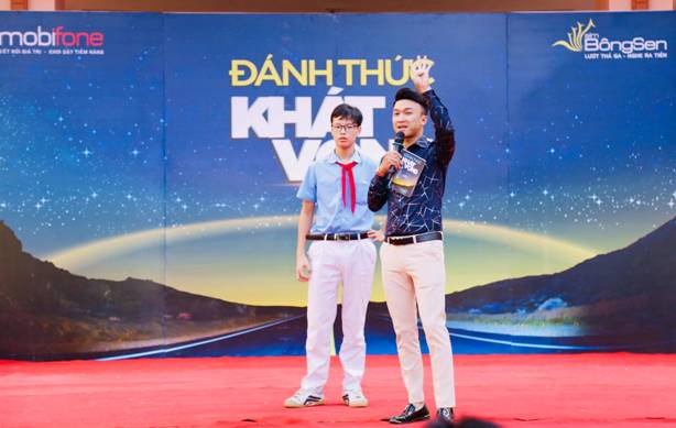 E:\NGUYEN\ẢNH NĂM HỌC 2018-2019\18.Ảnh diễn giả Sơn Lâm\sonlam\46803638_2184771985182566_2536271444912898048_o.jpg