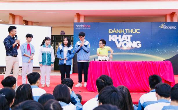 E:\NGUYEN\ẢNH NĂM HỌC 2018-2019\18.Ảnh diễn giả Sơn Lâm\sonlam\46807079_2184772315182533_3475252596917141504_o.jpg